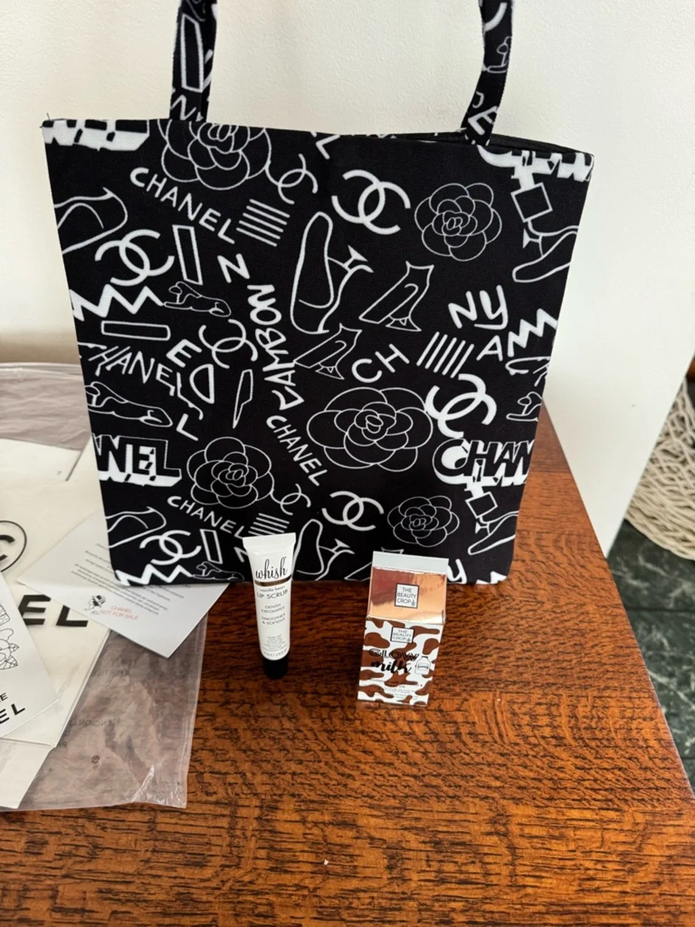 New Chanel VIP GWP (Gift With Purchase) novelty tote bag; with Beauty Items - Picture 5 of 5